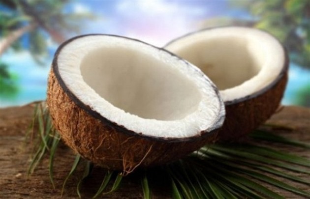 Kokosové oechy zejm ve spíi neschováváte, plechovka kokosového mléka ale...