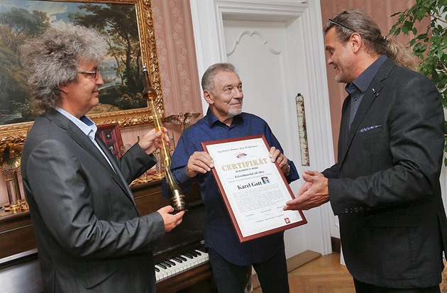 Gott dostal od zástupc agentury Dobrý den Pelhimov i certifikát.