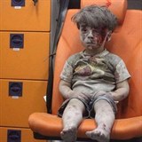 Omran Daqneesh byl vytaen z trosek domu v syrskm Aleppu, kter byl zasaen...