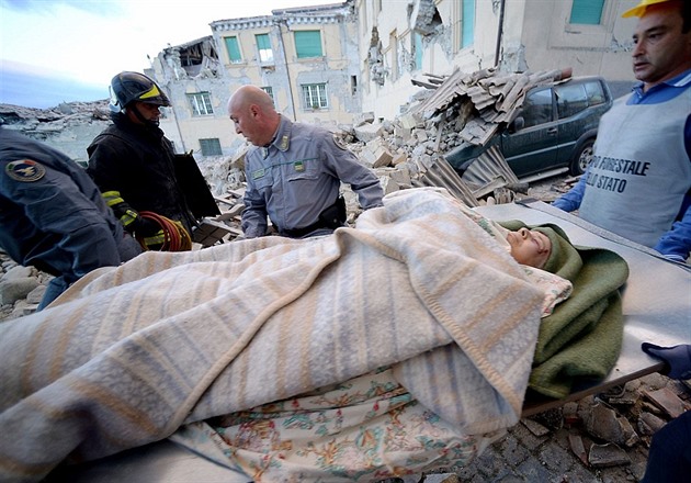 Záchranái vynáejí jednoho z desítek lidí, které ve stední Itálii zasypalo...
