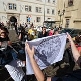Demonstrace na Malostranskm nmst proti Angele Merkelov.