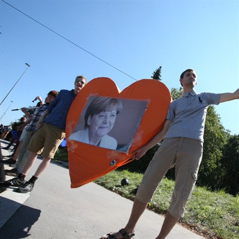 Pznivci Angely Merkelov si brali na pomoc vlajku Evropsk unie.