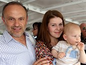 Karel Zaák se svou novou rodinou, partnerkou Adélou a synem Karlem.