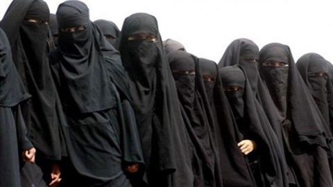 ISIS dovoloval ženám jedině černou barvu a z oděvu směly vykukovat jen ruce a... ISIS dovoloval ženám jedině černou barvu a z oděvu směly vykukovat jen ruce a...