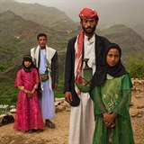 Slavn fotka z Jemenu. Vzadu estilet Tehani, vedle n jej manel,...