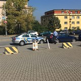 Policista se vrac s nkupem do auta. e by si ale dal lstek s pokutou za...