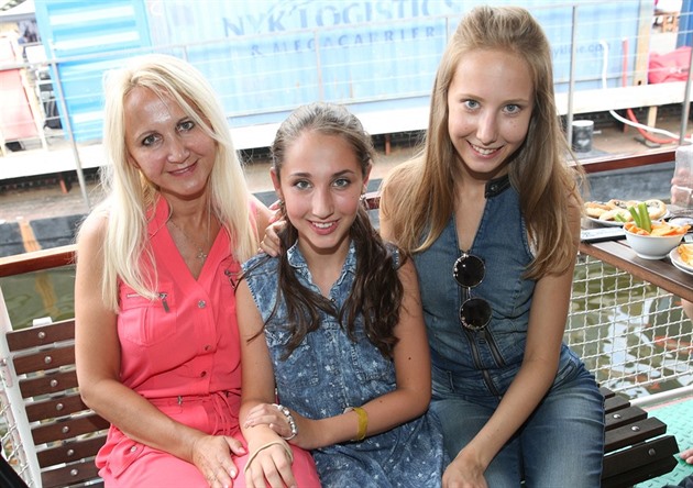 árka Grossová (vlevo) s dcerami Natálií a Denisou.