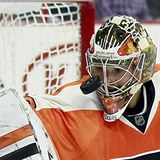 Michal Neuvirth chyt NHL za Philadeplhii.