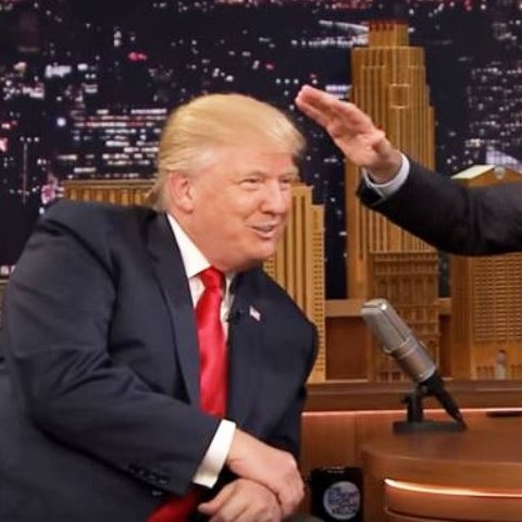 Donald Trump dovolil modertorovi dotknout se jeho vlas.
