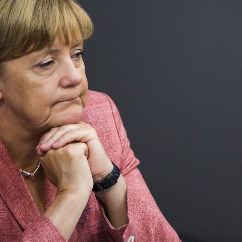 Uprchlick krize a pstup k n zpsobil Angele Merkelov prudk pokles...