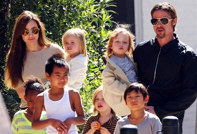 Angelina Jolie bojuje s Bradem o dti, kter spolen vychovvali