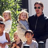 Brad Pitt fungoval dvanct let jako vzorn otec svch i cizch dt. Najednou,...