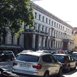 Stejn budova jako Fhrerbau, kde se podepsala Mnichovsk dohoda je hned pes...