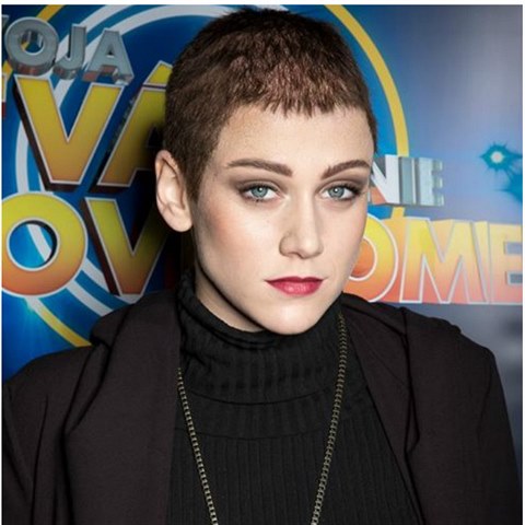 Která z dívek se zpěvačce Sinéad O´Connor podobá více? Emma Drobná nebo Anička Slováčková?