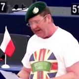 Mike Hookem ml kolegu pratit, a tak skonil v poutech.