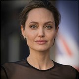 Angelina Jolie dochz kvli rozvodu spolu s dtmi na psychoterapii.