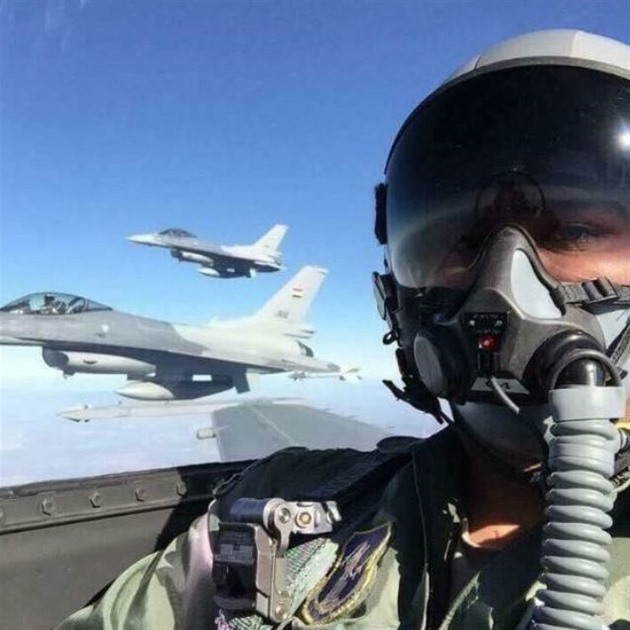 Pilot si vyfotil selfie ze sthaky.