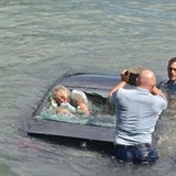Jakmile je auto pod vodou, dostat se z nj bez pomoc zven je prakticky...