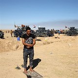 Policista v civilu se modl na stanoviti asi 35 kilometr od Mosulu.