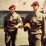Tom Valk (vpravo) po boku Jiho Langmajera ve filmu Copak je to za vojka.