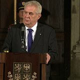 Zeman hovoil ke vem ptomnm a tictce vyznamenanm.