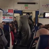 Na cestujc v ruskm vlaku ekala bizarn podvan, bhem kter si fanouci...