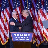 Mike Pence a Donald Trump si navzjem gratuluj.