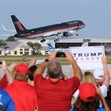Trumpovo letadlo se zved ze zem.