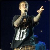 Justin Bieber pistupoval k fanoukm s pokorou, zpval vak na playback. M to...