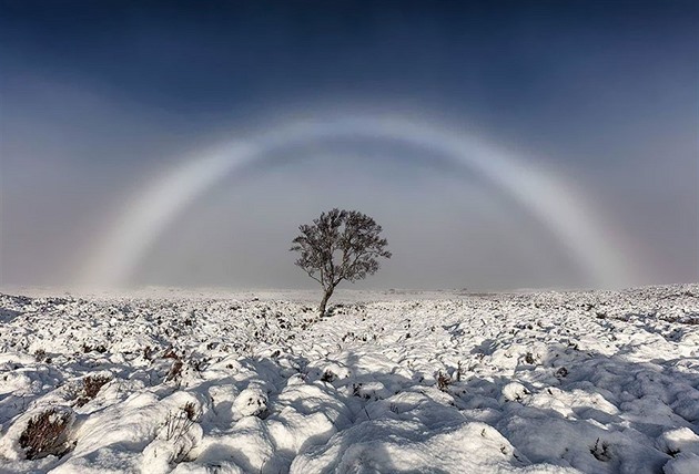 Bezbarvá duha nad Skotskem.