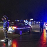 Policist se soustedili na evakuaci staikch obyvatel domova.