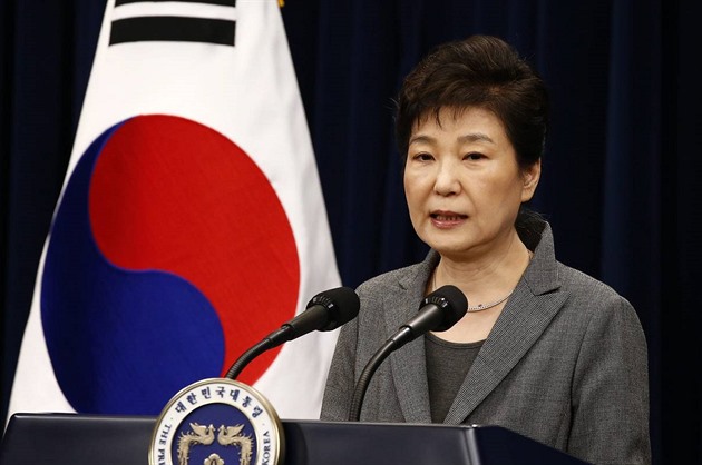 Prezidentka Jiní Koreje Pak Kun-hje byla po masivních protestech veejnosti...