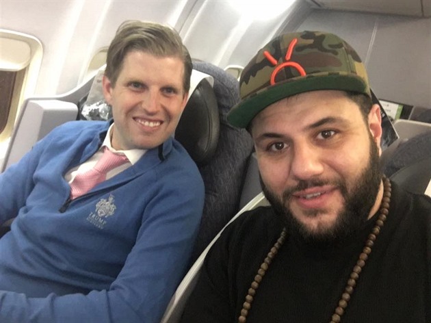Muslimský komik se potkal v letadlem se synem Donalda Trumpa Ericem.