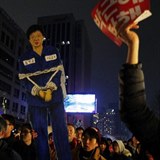 Demonstranti poadovali nejen sesazen, ale i uvznn prezidentky Pak Kun-hje.