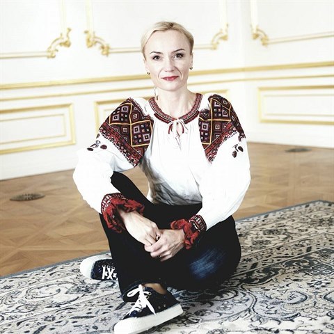 Folklór, tenisky a super drahá večeře.