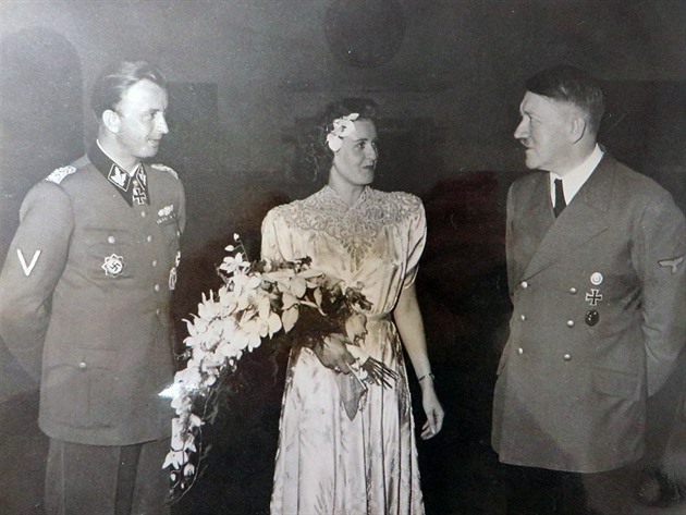 Unikátní fotografie ukazují Adolfa Hitlera na svatb dstojníka SS Hermanna...
