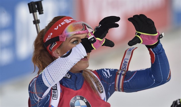 Srdce po vítzství. Gabriela Koukalová slaví triumf v Novém Mst na Morav.