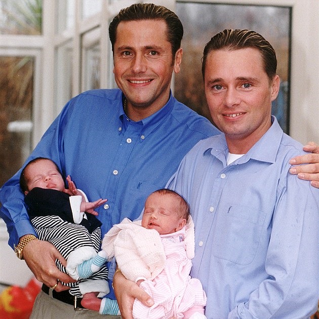 V roce 1999 se Barrie a Tony stali prvními homosexuály, kterým porodila dti...