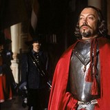 Intriksk kardinl Richelieu v podn Tima Curryho.
