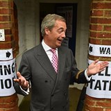 Jeden z hlavnch strjc Brexitu, pedseda strany UKIP Nigel Farage prv...