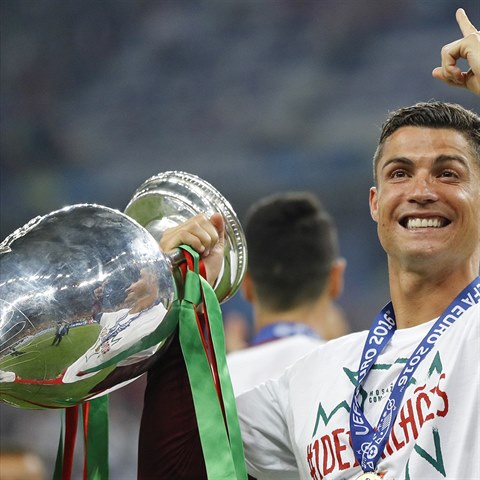 Critistiano Ronaldo slav triumf v Lize mistr na jae 2016.