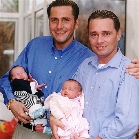 V roce 1999 se Barrie a Tony stali prvnmi homosexuly, kterm porodila dti...