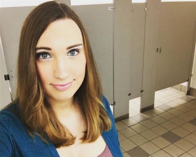 Na první pohled obyejná selfie z WC. Na snímku je ale transsexuální ena,...