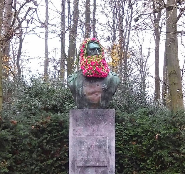 Krlovsk busta v parku v Bruselu je Mottartovm oblbenm podkladem pro jeho...