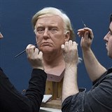 V londnskm muzeu Madame Tussaud maj pln ruce prce s vytvenm voskov...