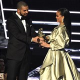 Rihanna a Drake bhem pedvn MTV Video Music Awards v srpnu 2016.