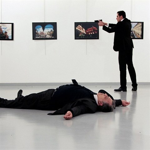 Střelec byl členem ankarské policie, byl ale mimo službu.