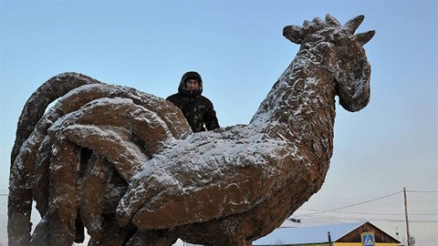 Ruský kolník Michail Bopposov pivítal nový rok zhotovením obrovské sochy...