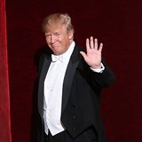 Po sloen psahy si Trump pijde pipt se svmi pznivci na inauguran...