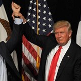 Spolu s Trumpem slavnostn psahu slo i viceprezident Mike Pence.